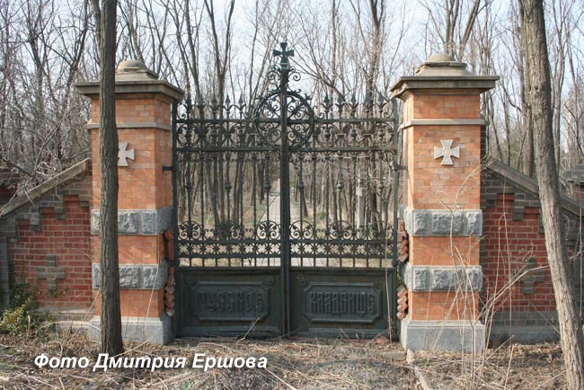 Русское мемориальное кладбище в Порт-Артуре, Ворота (1908 г.), фото Дмитрия Ершова