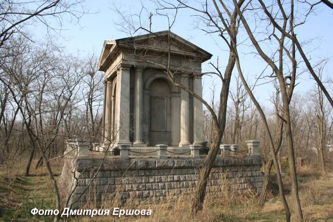 Русское мемориальное кладбище в Порт-Артуре, Памятник русским от японцев (1908), фото Дмитрия Ершова