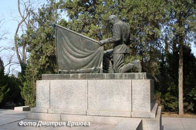 Русское мемориальное кладбище в Порт-Артуре, Монумент советским воинам, фото Дмитрия Ершова