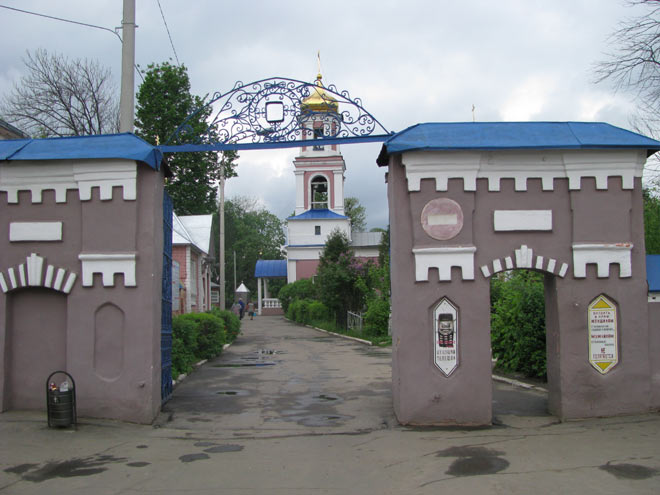 Центральные ворота Троицкого кладбища