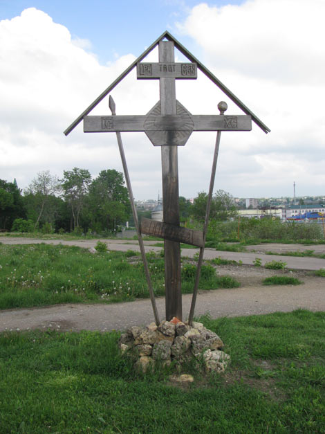 большой деревянный крест