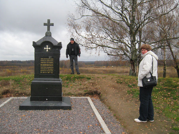 У могилы Д.П.Неверовского, фото Двамала