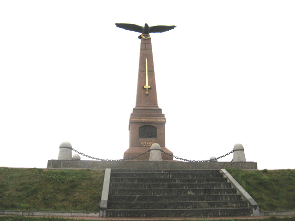 Памятник, фото Двамала