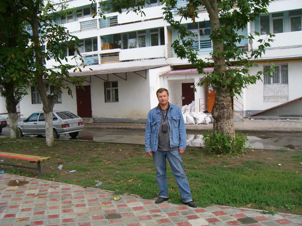 В родном дворе. Грозный (Чечня)